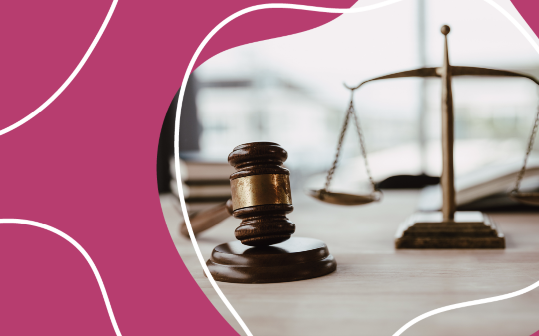 Martelo e balança da justiça na mesa do advogado vendo d